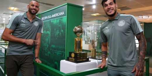 Weverton e Gustavo Gómez são os responsáveis por levar a taça da Recopa à sala de troféus do Palmeiras
