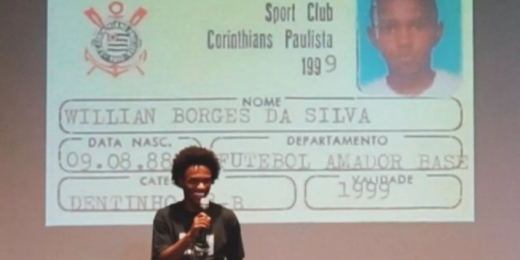 Willian se emociona ao falar com jovens atletas do Corinthians e familiares: 'Passa um filme'