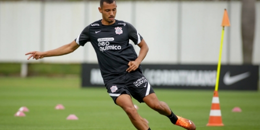 Zagueiro da base é integrado a elenco do Corinthians em treino visando o Atlético-GO