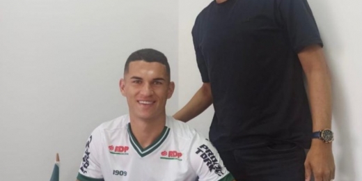 Zagueiro Marcio Silva estende contrato com o Coritiba por mais dois anos e segue no clube até 2025