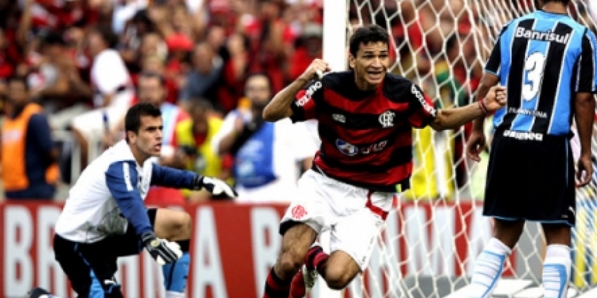 Gol do Ronaldo Angelim - Flamengo x Grêmio 2009 (Foto: Sergio Moraes/Reuters)_2