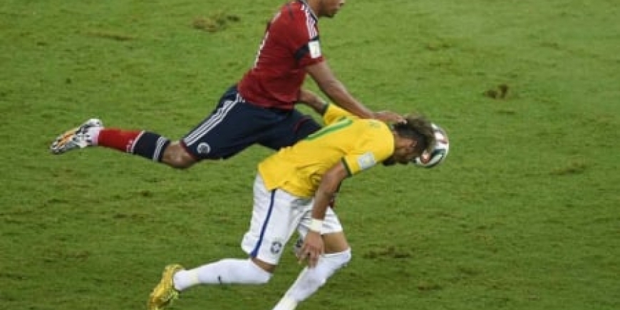 Brasil x Colômbia - Copa do Mundo de 2014 - Lesão de Neymar em choque com Zúñiga_1