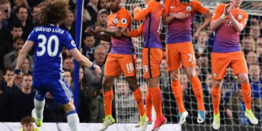 Olha o David Luiz tentando marcar de falta para o Chelsea contra o Manchester City_1
