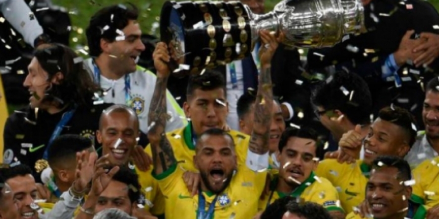 Brasil levantando a taça da Copa América de 2019._5
